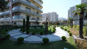un parco di fronte a un edificio di Linkinn Luxury Residence & Spa a Esenyurt