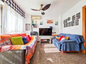 a living room with a couch and a tv at Piso ideal con WIFI Parking y Desayuno in Murcia
