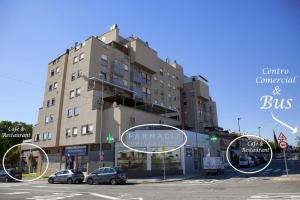 een groot gebouw met een straat waar auto's voor geparkeerd staan bij Piso ideal con WIFI Parking y Desayuno in Murcia