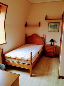 1 dormitorio con 1 cama y vestidor con lámpara en Apartamento Samil Primera Línea de Playa 3O, en Vigo