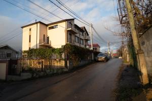 ein Haus an der Seite einer Straße mit einem Zaun in der Unterkunft Bright and cozy apartment nr. 5 in Chişinău