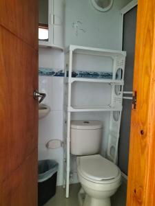 un piccolo bagno con servizi igienici e lavandino di Posada Miss Joyce House a San Andrés