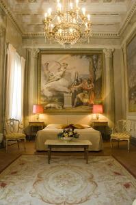 フィレンツェにあるレジデンツァ デポカ パラッツォ ガレッティのベッドルーム1室(ベッド1台付)が備わります。壁には絵画が飾られています。
