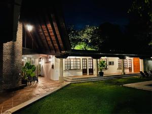 una casa con un prato di fronte ad essa di notte di Villa Tatala hotel boutique a Tepoztlán