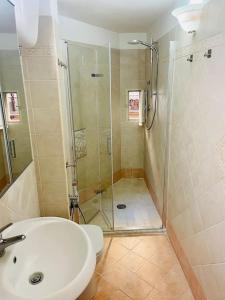 ein Bad mit einer Dusche, einem WC und einem Waschbecken in der Unterkunft Napoli Forcella House al centro di Napoli in Neapel