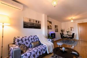 un salon avec un canapé et une table dans l'établissement Icon Center, à Almería