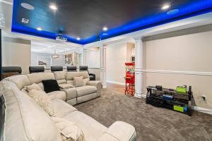 uma sala de estar com um sofá branco e um tecto azul em Cozy 2b 2b Spa 2 Steam Saunas Home Theater Gym em Davidson