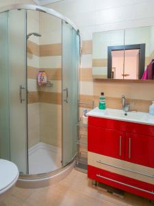 een badkamer met een rode kast en een douche bij Givat Zeev - between Jerusalem and Tel Aviv, 25 minutes from the airport in Giv'at Ze'ev