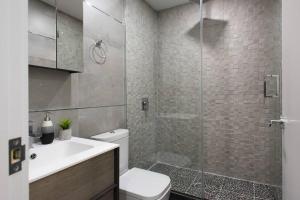 y baño con aseo, lavabo y ducha. en 75-1A NEW Prime UES W D in unit Elevator, en Nueva York