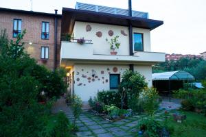 een wit huis met een balkon aan de zijkant bij Hotel Ristorante Piccolo Chianti in Siena
