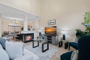 uma sala de estar com um sofá e uma lareira em Cozy 4B 2 5B University Home King Beds Jacuzzi em Charlotte