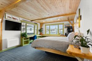 1 dormitorio con cama y techo de madera en Downtown Camden Hotel, en Camden