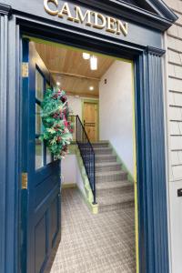 uma porta para um edifício com uma coroa de Natal em Downtown Camden Hotel em Camden