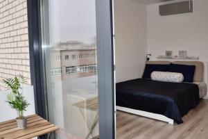 Tempat tidur dalam kamar di New Studio apartment in central Budapest - Free parking