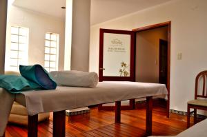 ein Zimmer mit einem Bett mit Kissen darauf in der Unterkunft Hotel Asturias in Cafayate