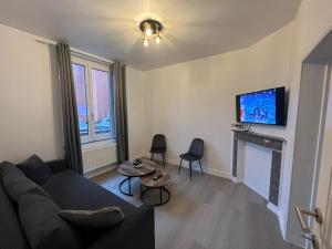 un soggiorno con divano e camino di Cosy Apartment Merode 2 a Bruxelles