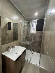 y baño con ducha, lavamanos y ducha. en Cosy Apartment Merode 2, en Bruselas