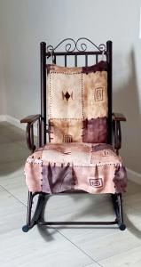 a metal chair with pillows on top of it at Departamento Anel en Huatulco in Santa Cruz Huatulco