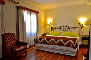 Cama ou camas em um quarto em Hotel Asturias