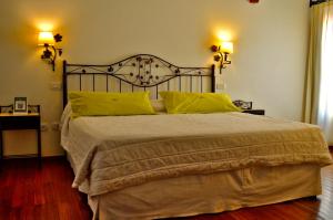 Cama ou camas em um quarto em Hotel Asturias