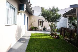 a small yard with a house and a window at Solar da Lorena in Florianópolis