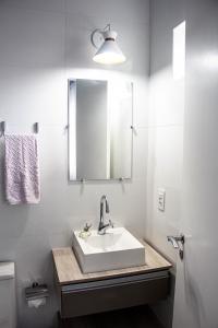 y baño con lavabo y espejo. en Solar da Lorena, en Florianópolis