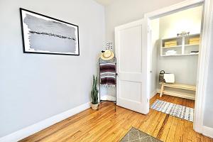 un couloir avec une porte s'ouvrant sur une chambre dotée de parquet. dans l'établissement Relaxing 1 BR near Lower Greenville Free Parking, à Dallas
