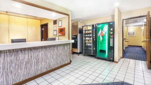 un restaurante de comida rápida con una máquina de refrescos en Magnuson Hotel Fort Wayne North - Coliseum, en Fort Wayne