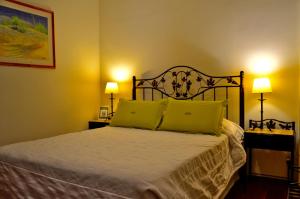 Cama ou camas em um quarto em Hotel Asturias