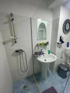 Bilik mandi di Lovely Apartment In Mindelo City Center