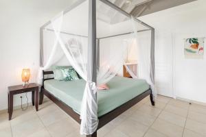 Una cama o camas en una habitación de Mon Paradis Bleu beach house, 2 bedrooms and sea view! 37 fotos más