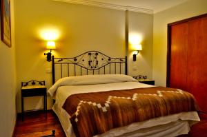 Cama ou camas em um quarto em Hotel Asturias