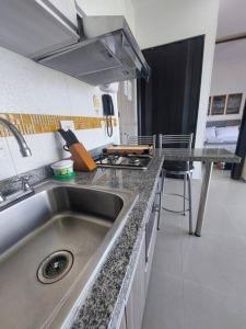 Una cocina o kitchenette en Apartaestudio Terrazas Tayrona by Travels & Nautic Colombia