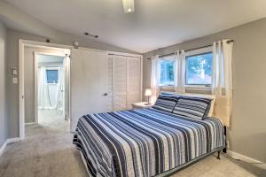 サバンナにあるRiverfront Savannah Getaway with Pool and Dock!のベッドルーム1室(ストライプ掛け布団、窓2つ付) +43枚の写真