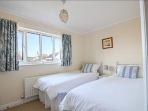 En eller flere senge i et værelse på Mead Cottage