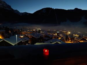 En generel udsigt til bjerge eller udsigt til bjerge taget fra lejligheden