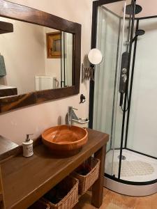 La salle de bains est pourvue d'un lavabo en bois et d'une douche. dans l'établissement Kuća za odmor Grunt, à Veliko Trgovišće