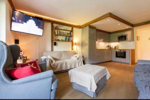 - un salon avec un canapé et une télévision dans l'établissement Avoriaz: superbe appartement de près de 70m2 !, à Avoriaz