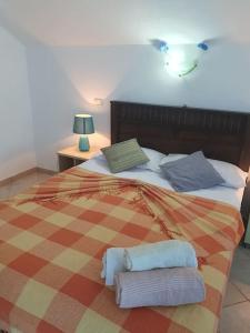 a bedroom with a bed with two towels on it at Tres Caravelas Studio Flats in Santa Maria