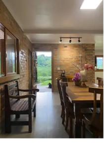 a dining room with a wooden table and chairs at Casa, sítio, aconchegante no Vale dos Vinhedos. in Bento Gonçalves
