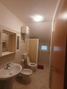 a bathroom with a sink and a toilet and a shower at Tres Caravelas Studio Flats in Santa Maria