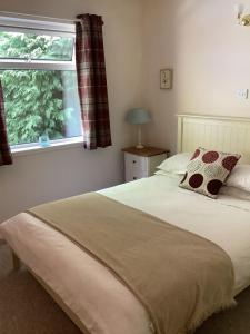 Кровать или кровати в номере Moriston Cottage