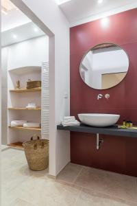 La salle de bains est pourvue d'un lavabo et d'un miroir. dans l'établissement Bolgheri Bramasole, à Bolgheri