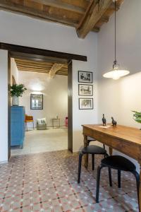 a living room with a wooden table and chairs at Bolgheri Bramasole in Bolgheri