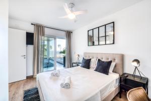 een slaapkamer met een groot wit bed met een raam bij Mar a Vista - Condominium with Pool, Gym and Sea Views in Nazaré +85 foto's