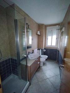 y baño con ducha, lavabo y aseo. en Apartamento Valderas Madrid, en Alcorcón