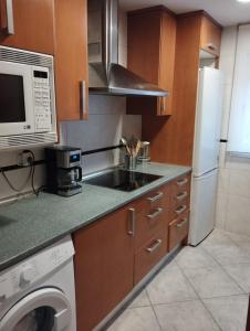 cocina con fregadero y microondas en Apartamento Valderas Madrid, en Alcorcón