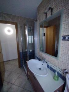 bagno con lavandino e specchio di Apartamento Valderas Madrid ad Alcorcón