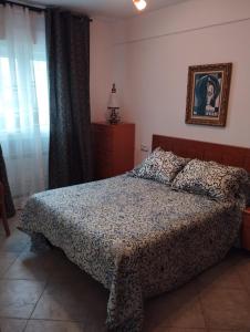 - une chambre avec un lit et une photo sur le mur dans l'établissement Apartamento Valderas Madrid, à Alcorcón