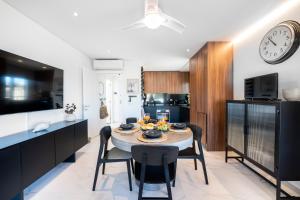 een keuken en eetkamer met een tafel en stoelen bij Mar a Vista - Condominium with Pool, Gym and Sea Views in Nazaré